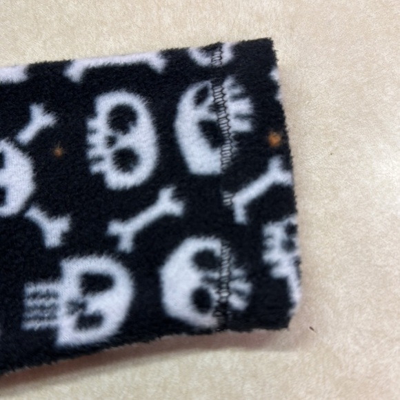 Happy Halloween Poof Skull & Crossbones Zippered Hooded Loungewear PJ Onsie Med - Picture 9 of 12